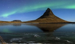 die Nordlichter über dem Berg Kirkjufell