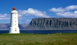 Leuchtturm Ólafsviti am Fjord Patreksfjörður