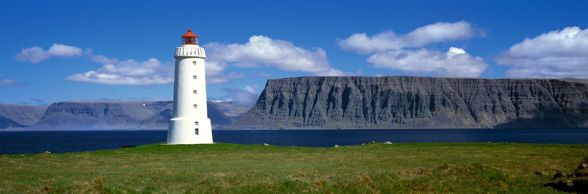 Leuchtturm Ólafsviti am Fjord Patreksfjörður