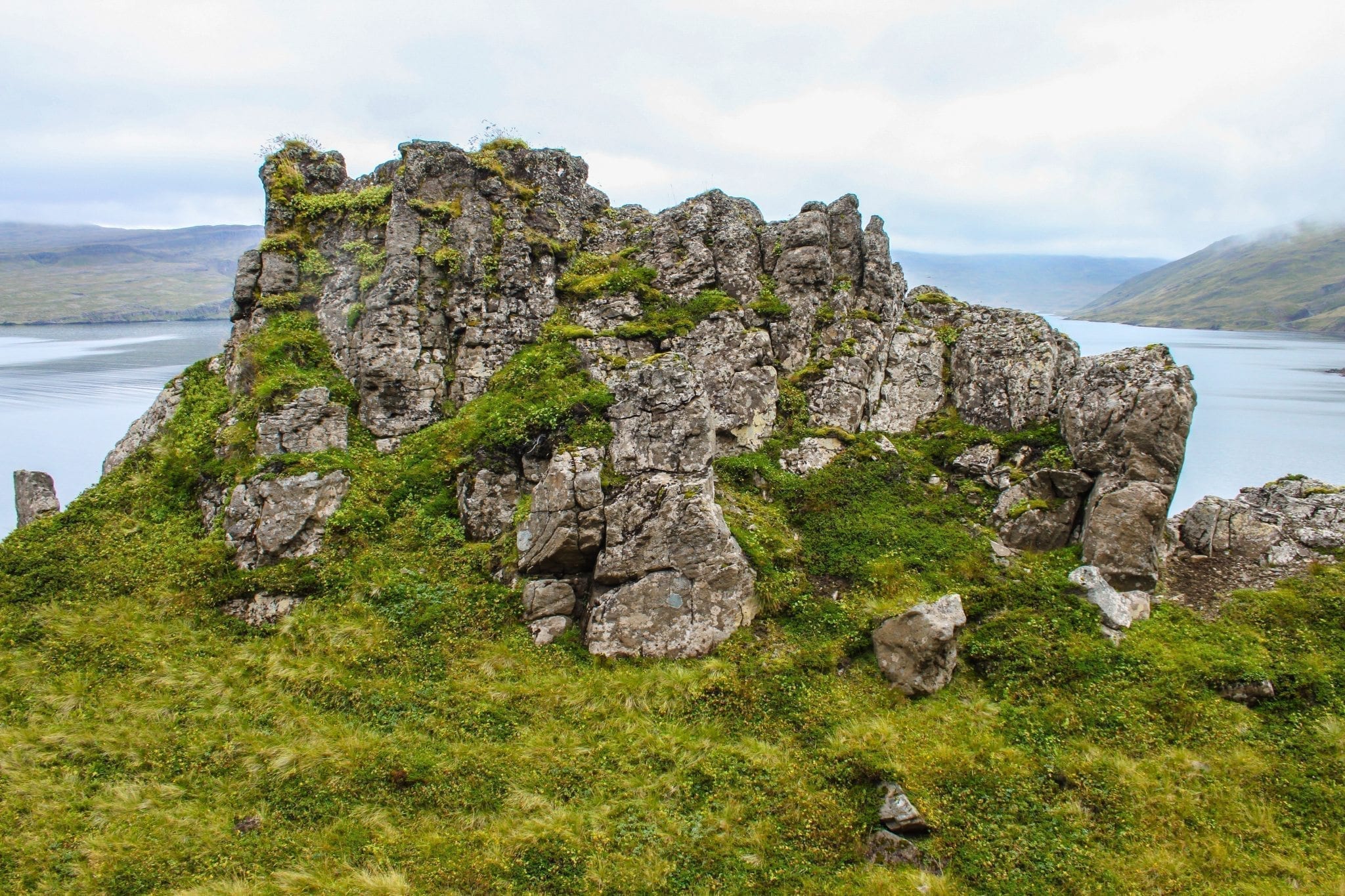 Markante Felswände und lange Fjorde