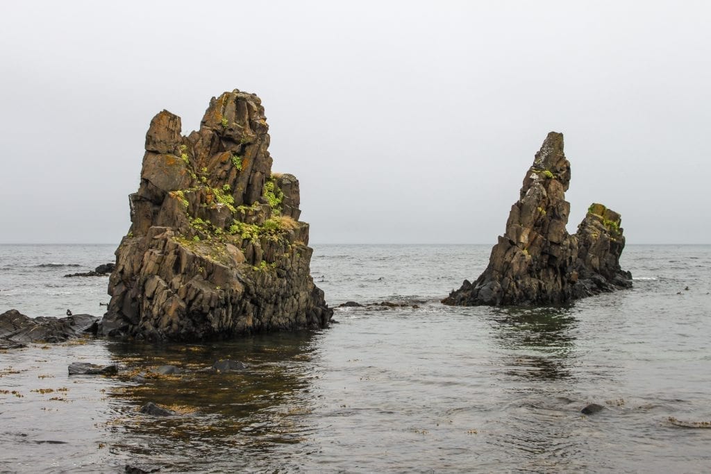 Die Felsen bei Trékyllisvík an den man am steinigen Strand spazieren gehen kann. 